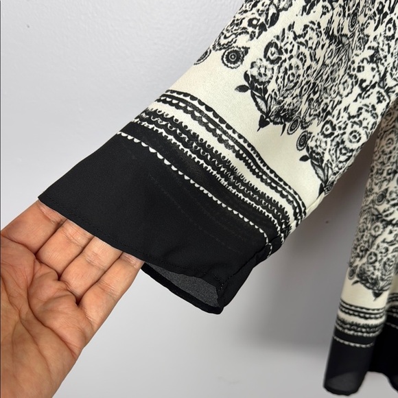 Rose & Olive Black and White Graphic Floral Boxy Blouse Size Large - Picture 5 of 12